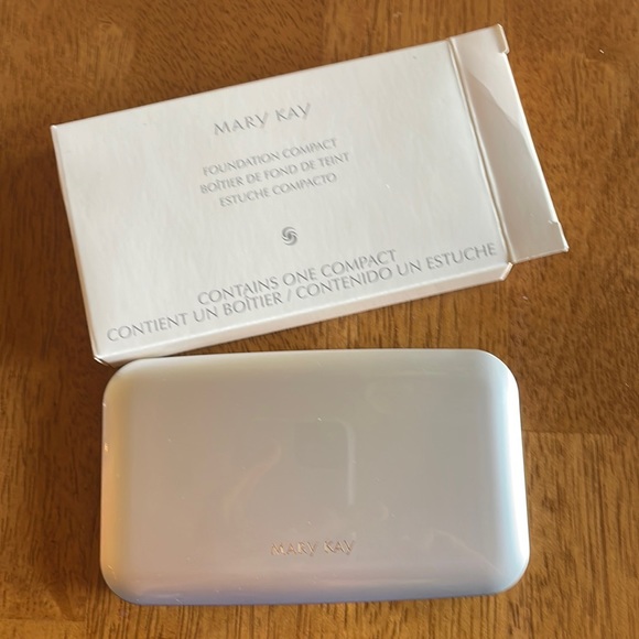 Mary Kay Signature Compact for power and crème to powder foundation NEW - Picture 1 of 2